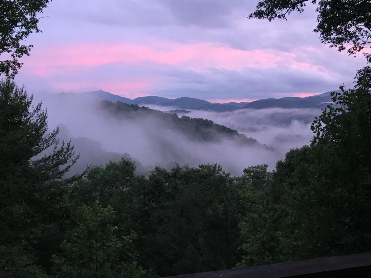 Lazy Bear Lodge Valle Crucis エクステリア 写真
